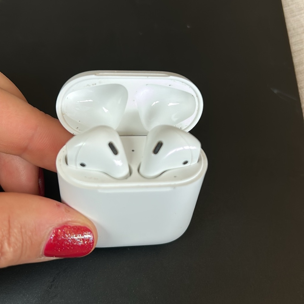 Airpods Second Generation with charging case and light grey HeyDay silicone case